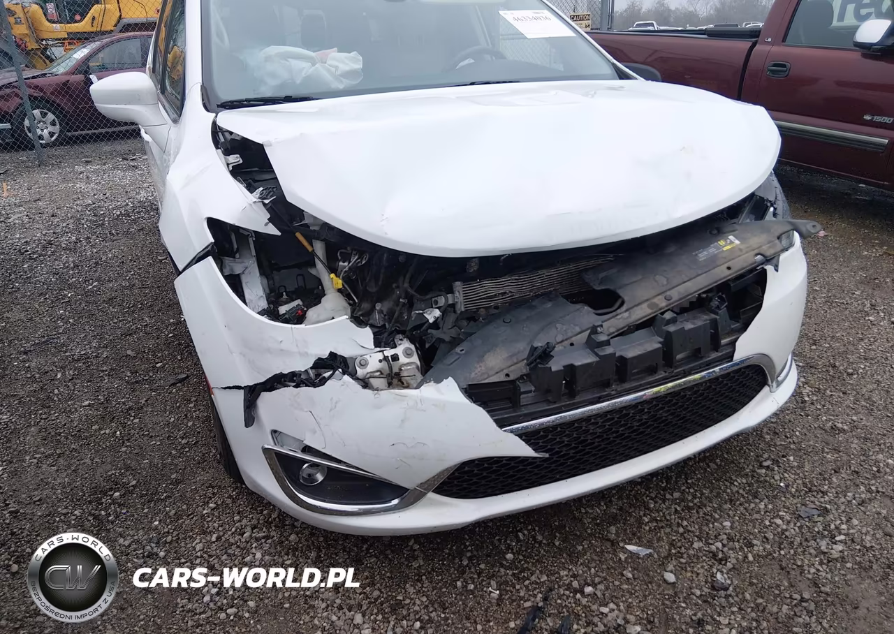 2019 Chrysler Pacifica Touring L Plus VIN:2C4RC1EG6KR675452 - 17