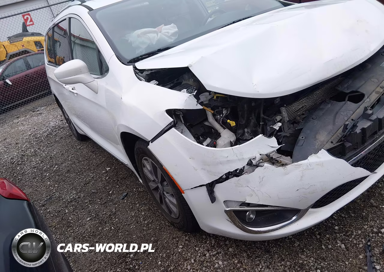2019 Chrysler Pacifica Touring L Plus VIN:2C4RC1EG6KR675452 - 18
