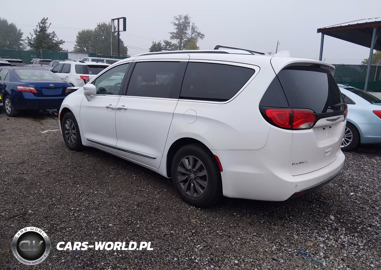 2019 Chrysler Pacifica Touring L Plus VIN:2C4RC1EG6KR675452 - 3