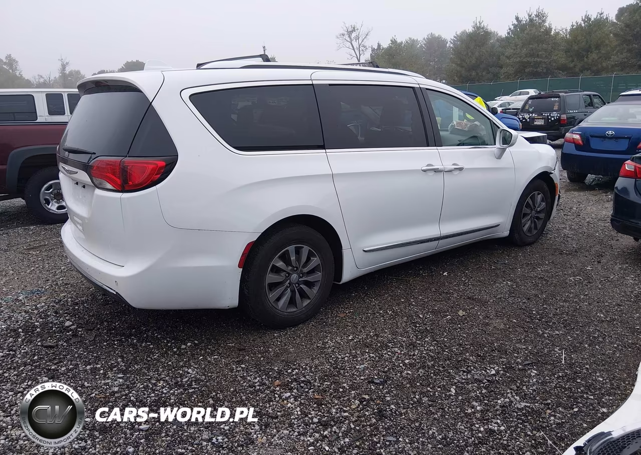 2019 Chrysler Pacifica Touring L Plus VIN:2C4RC1EG6KR675452 - 4