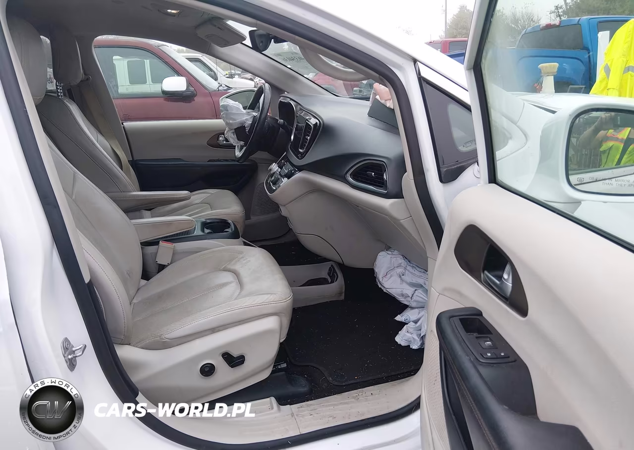 2019 Chrysler Pacifica Touring L Plus VIN:2C4RC1EG6KR675452 - 5