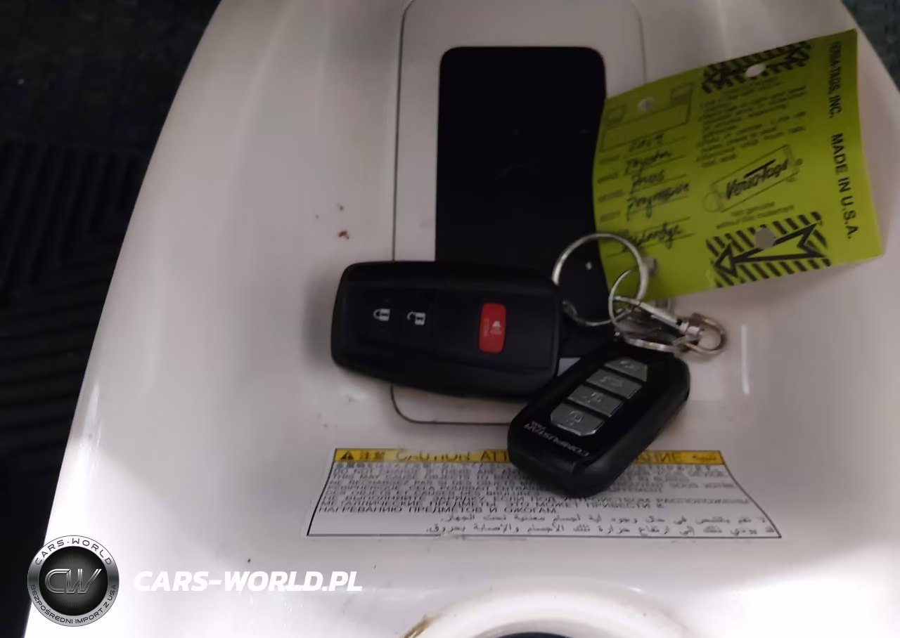 2018 Toyota Prius Four VIN:JTDKARFU0J3552392 - 11