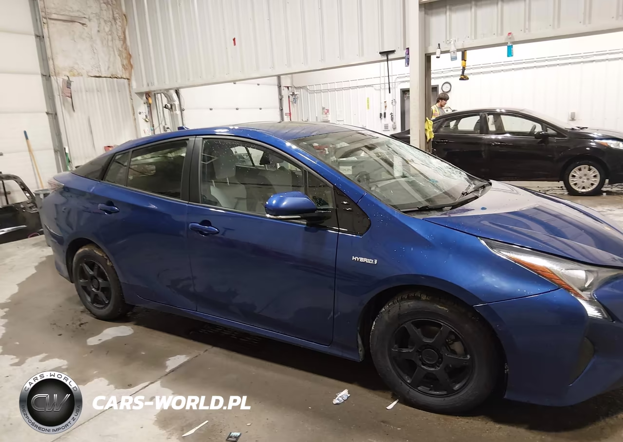 2018 Toyota Prius Four VIN:JTDKARFU0J3552392 - 13