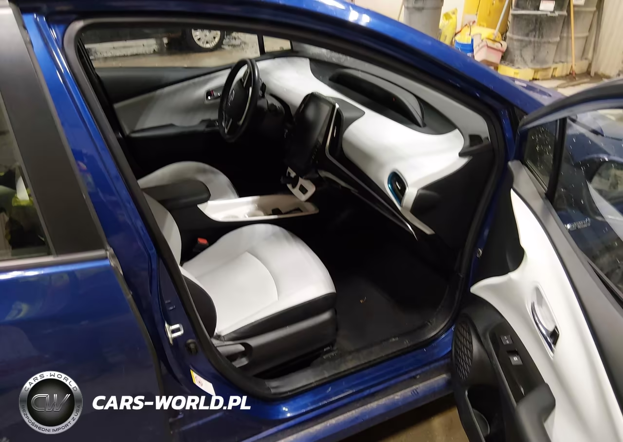 2018 Toyota Prius Four VIN:JTDKARFU0J3552392 - 5