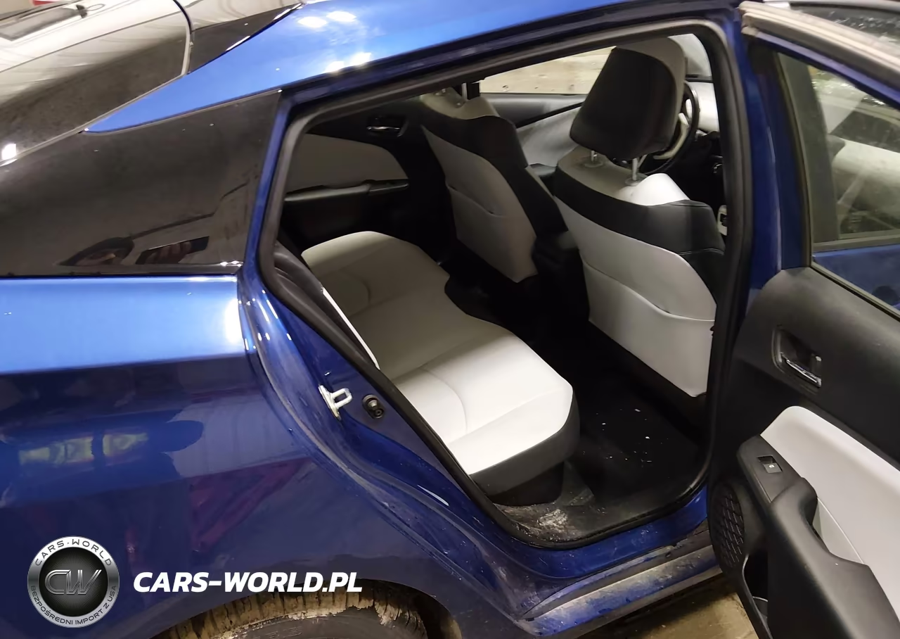 2018 Toyota Prius Four VIN:JTDKARFU0J3552392 - 8