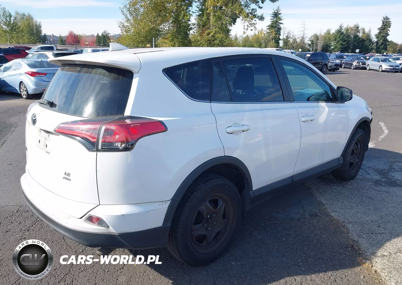 2018 Toyota Rav4 Le VIN:2T3BFREV5JW780879 - 4