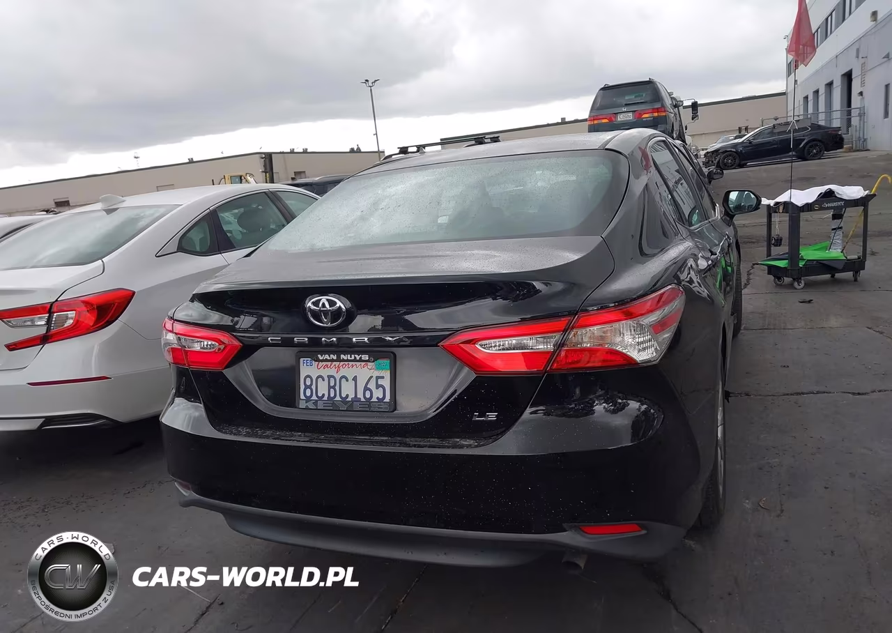 2018 Toyota Camry Le VIN:4T1B11HK9JU065811 - 16