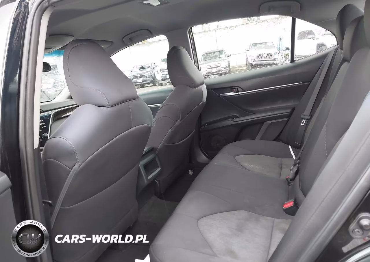 2018 Toyota Camry Le VIN:4T1B11HK9JU065811 - 18