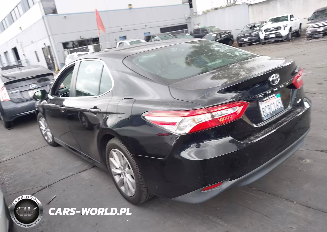 2018 Toyota Camry Le VIN:4T1B11HK9JU065811 - 3