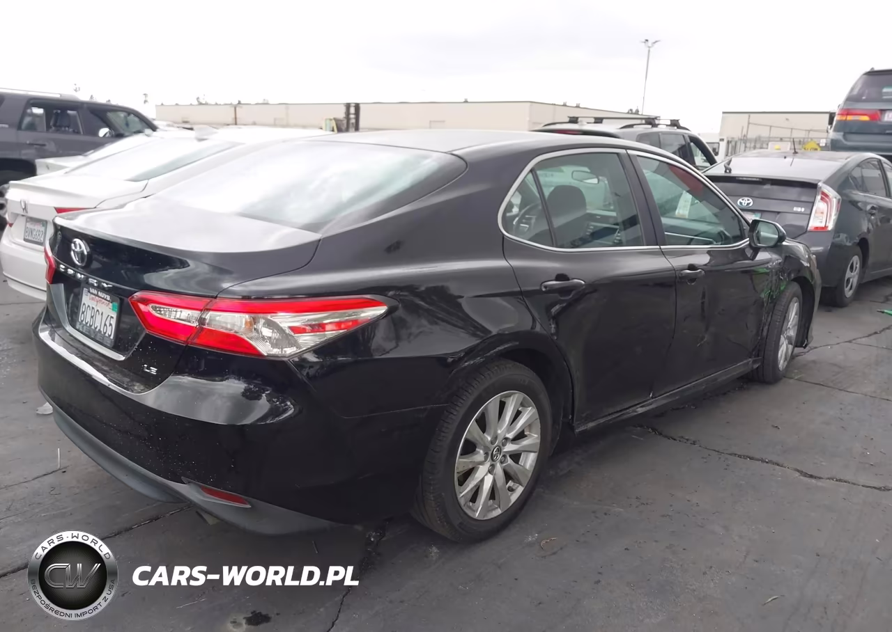 2018 Toyota Camry Le VIN:4T1B11HK9JU065811 - 4