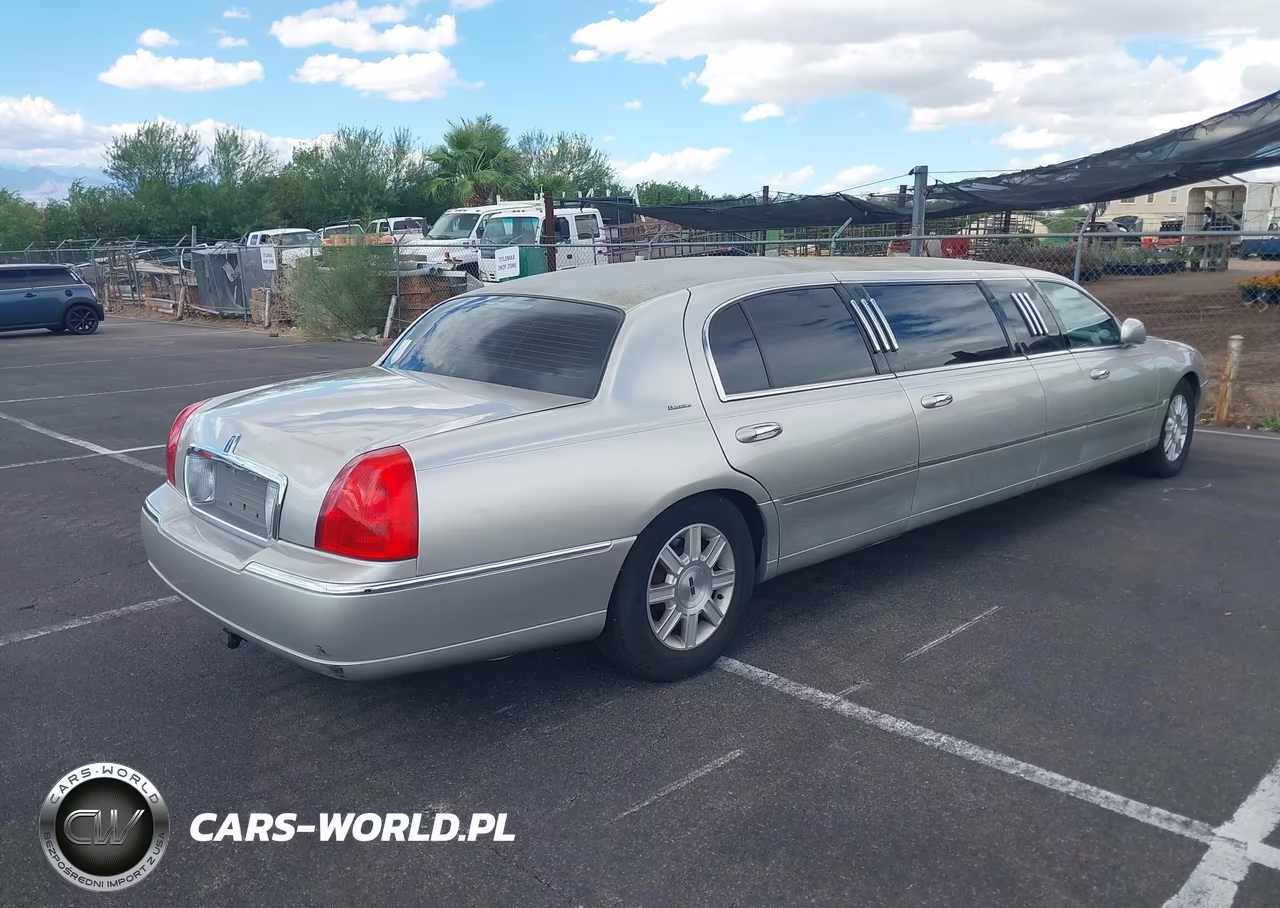 2011 Lincoln Town Car Executive VIN:2L1FL8JWXBX752793 - 4