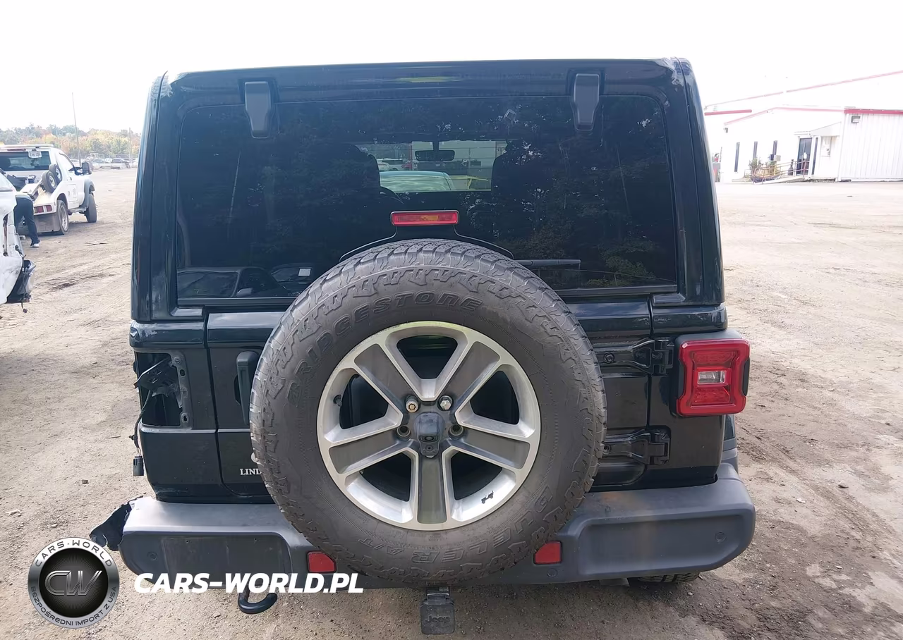 2018 Jeep Wrangler Unlimited Sahara 4X4 VIN:1C4HJXEG2JW123750 - 17