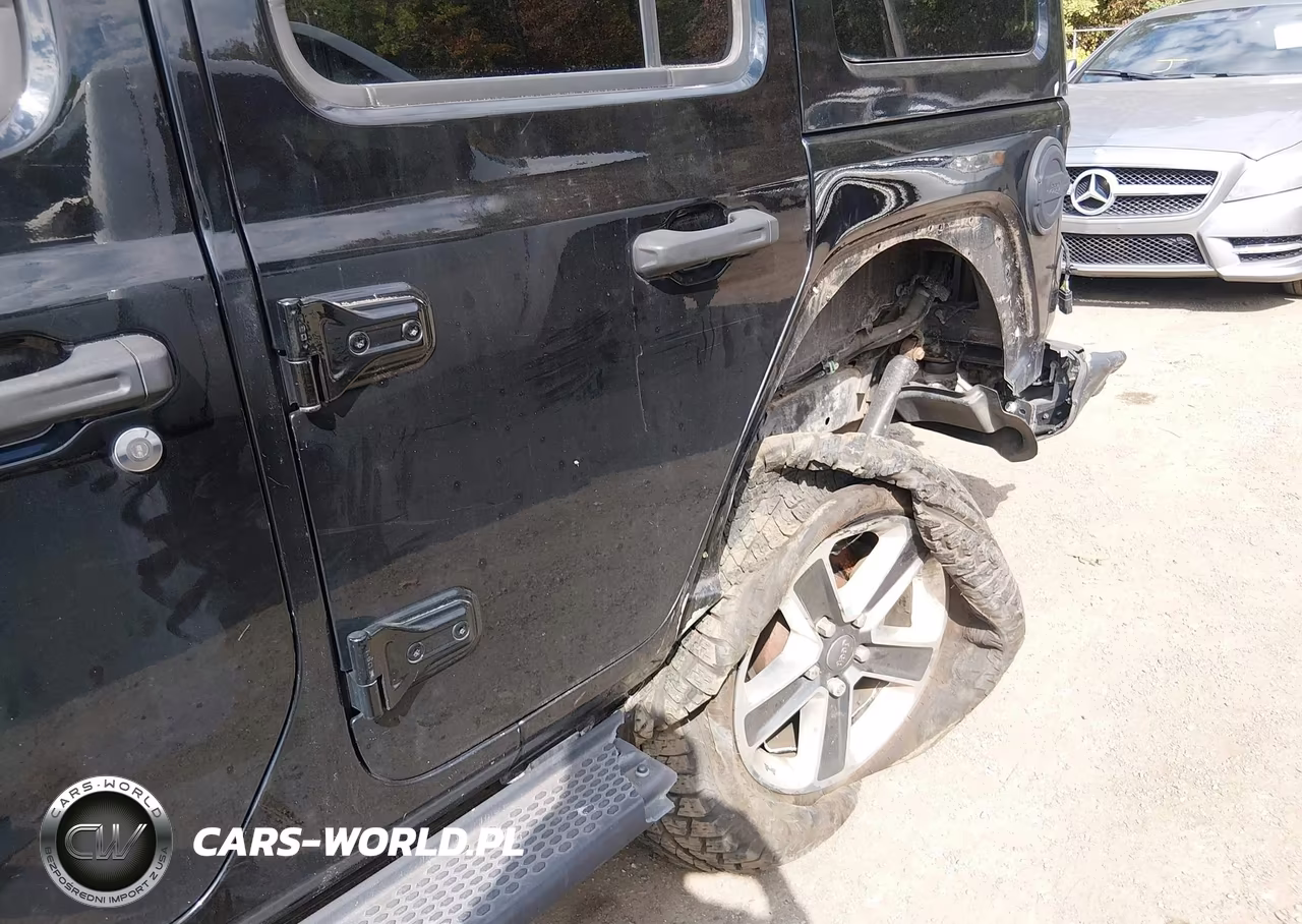 2018 Jeep Wrangler Unlimited Sahara 4X4 VIN:1C4HJXEG2JW123750 - 6