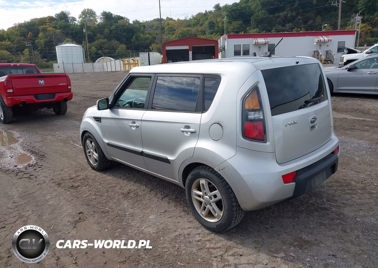 2011 Kia Soul + VIN:KNDJT2A23B7263844 - 3