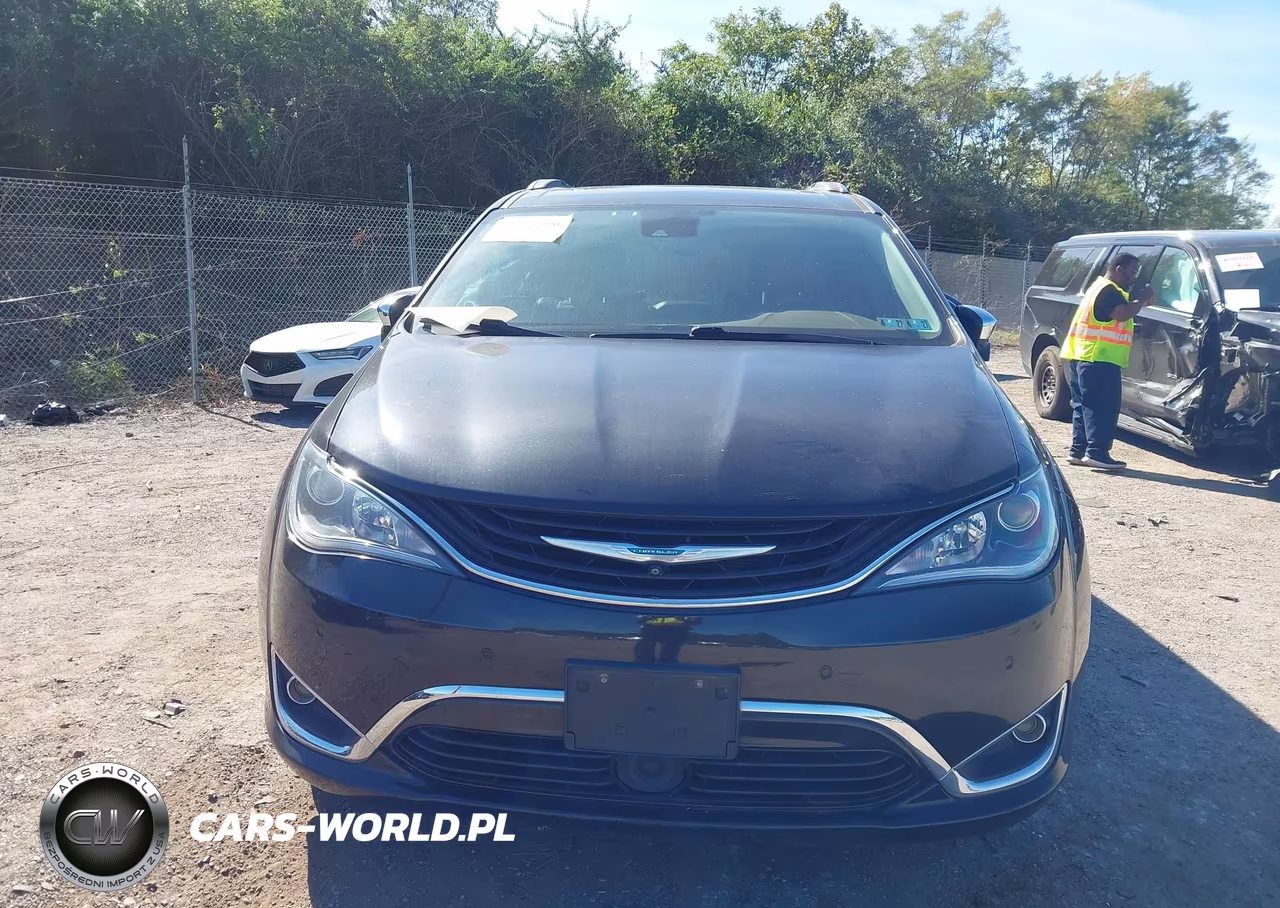 2018 Chrysler Pacifica Hybrid Limited VIN:2C4RC1N73JR229404 - 13