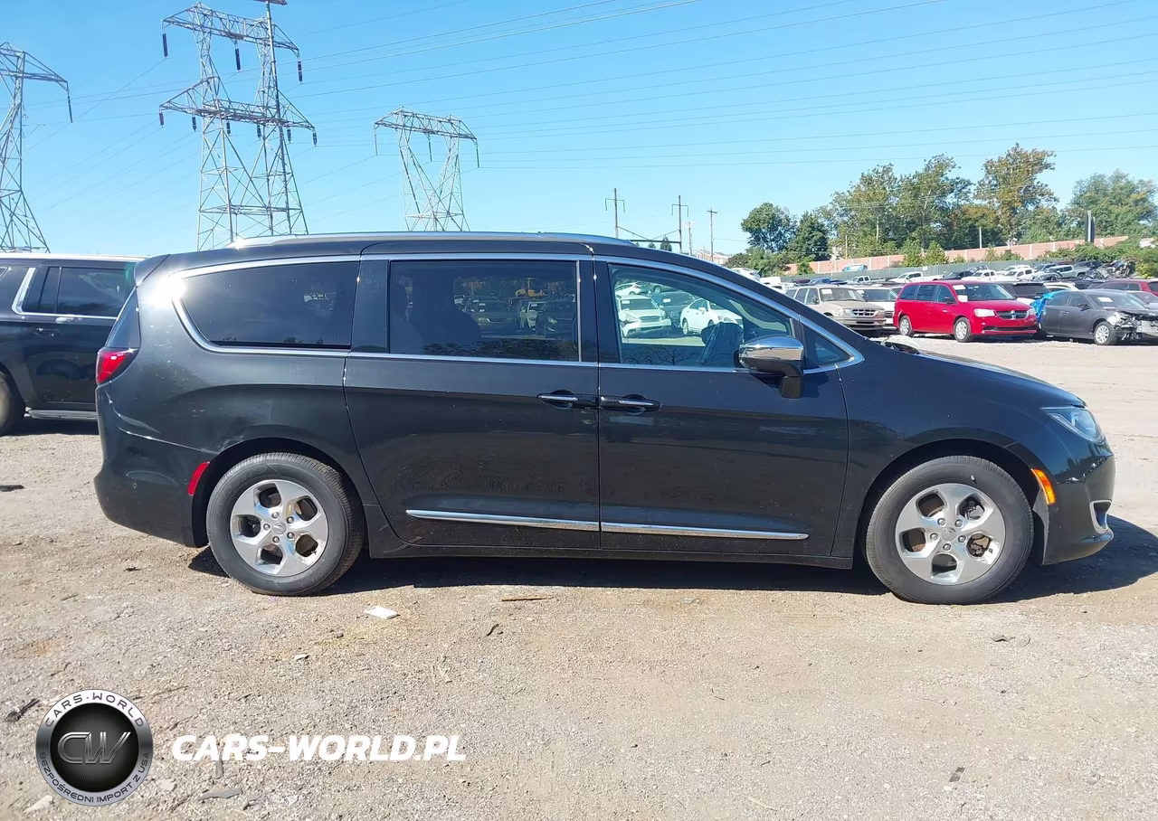 2018 Chrysler Pacifica Hybrid Limited VIN:2C4RC1N73JR229404 - 14