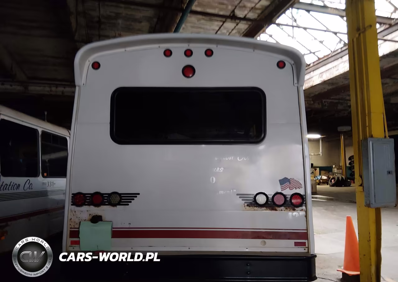 CHAMPION BUS VIN:1GB6G5BG6B1163170 - 15