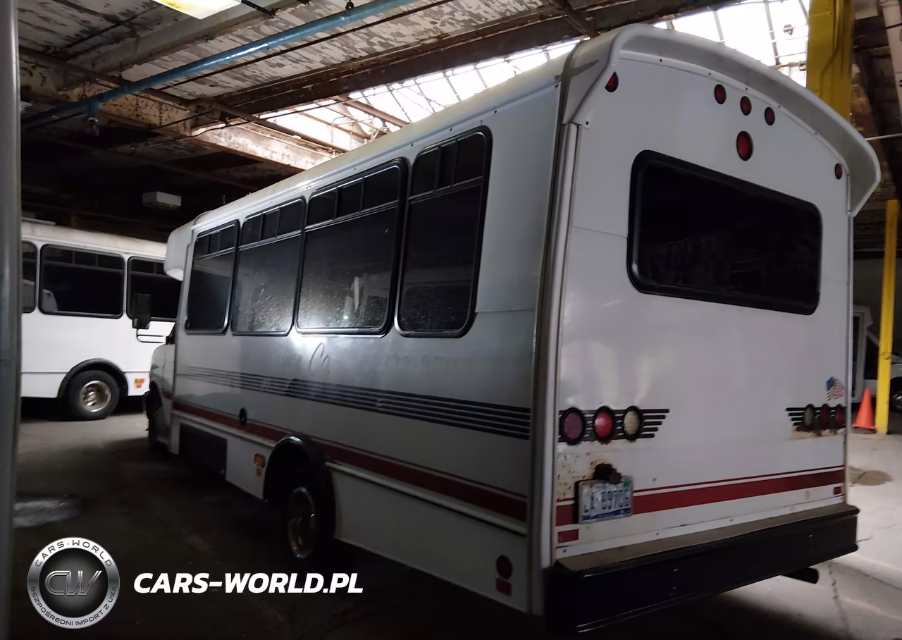 CHAMPION BUS VIN:1GB6G5BG6B1163170 - 3