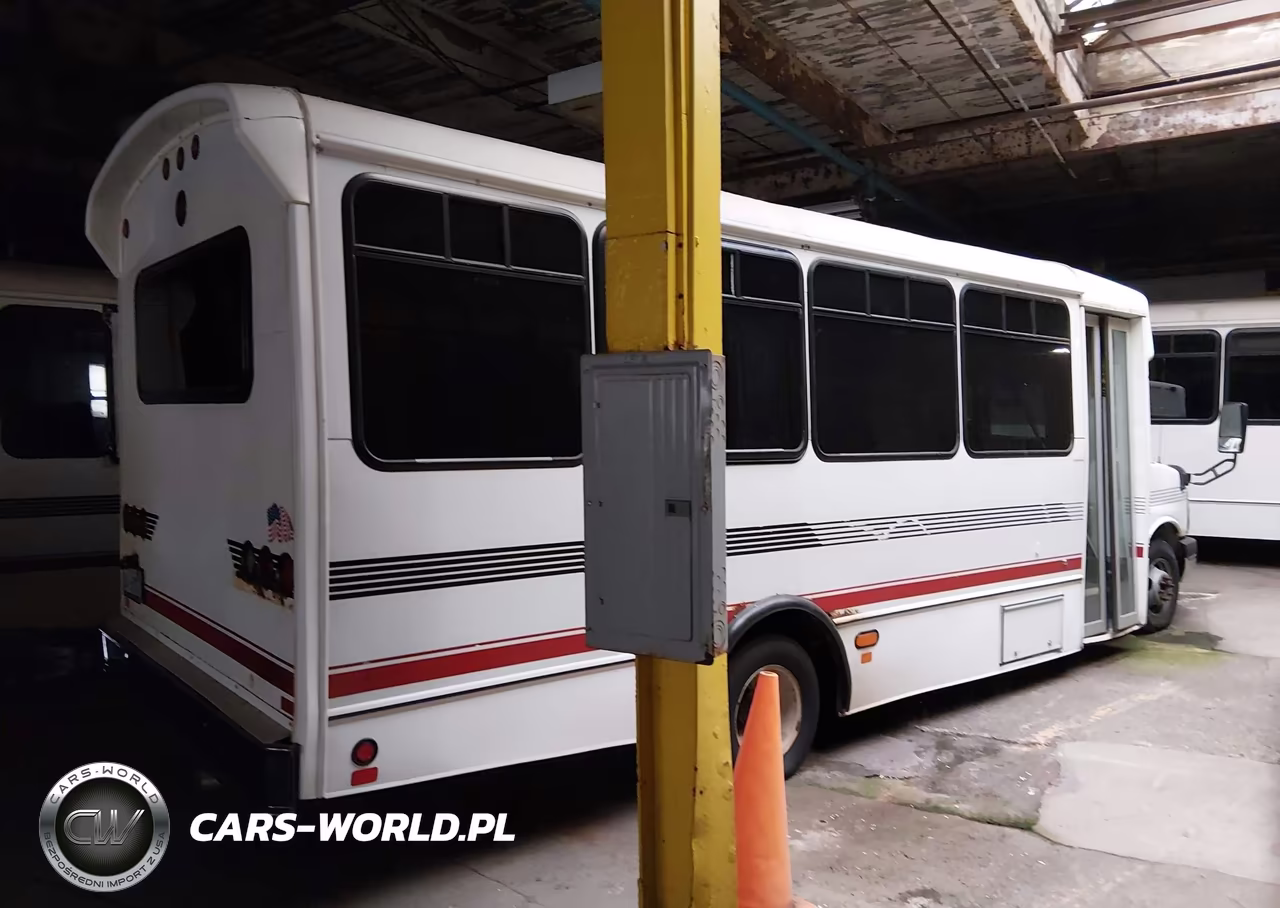 CHAMPION BUS VIN:1GB6G5BG6B1163170 - 4