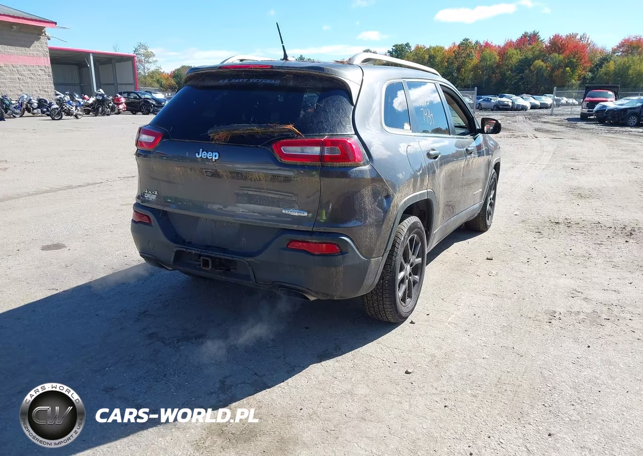2015 Jeep Cherokee Latitude VIN:1C4PJMCS5FW792846 - 4