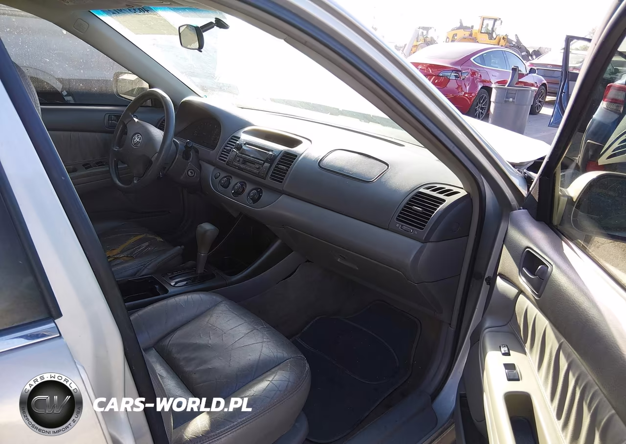 2002 Toyota Camry Le VIN:4T1BE30K72U104389 - 5