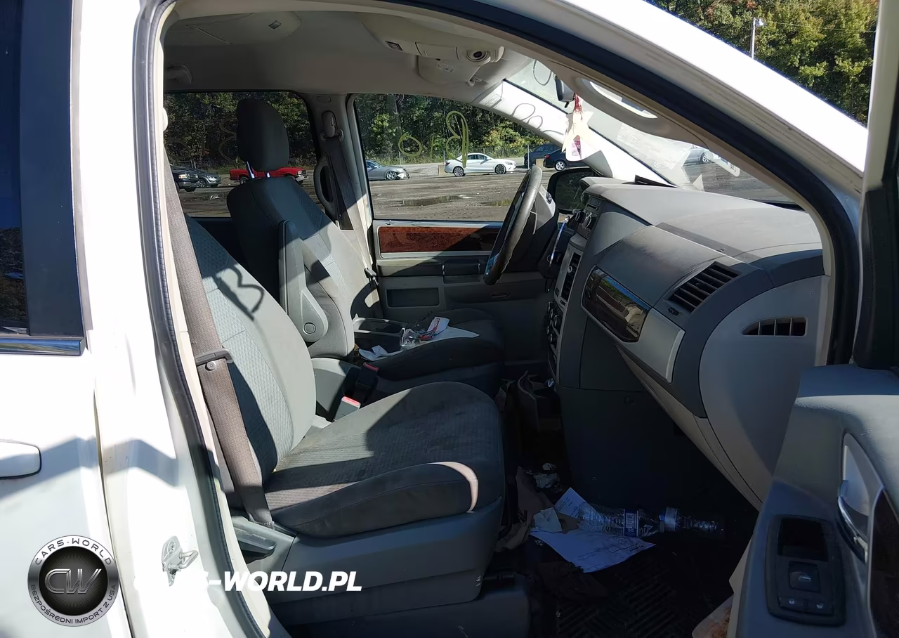 2010 Chrysler Town & Country Touring VIN:2A4RR5D10AR413244 - 5