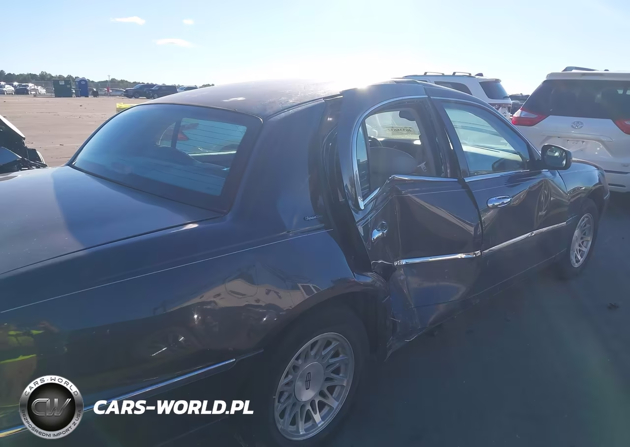 1999 Lincoln Town Car Signature VIN:1LNHM82WXXY652221 - 13