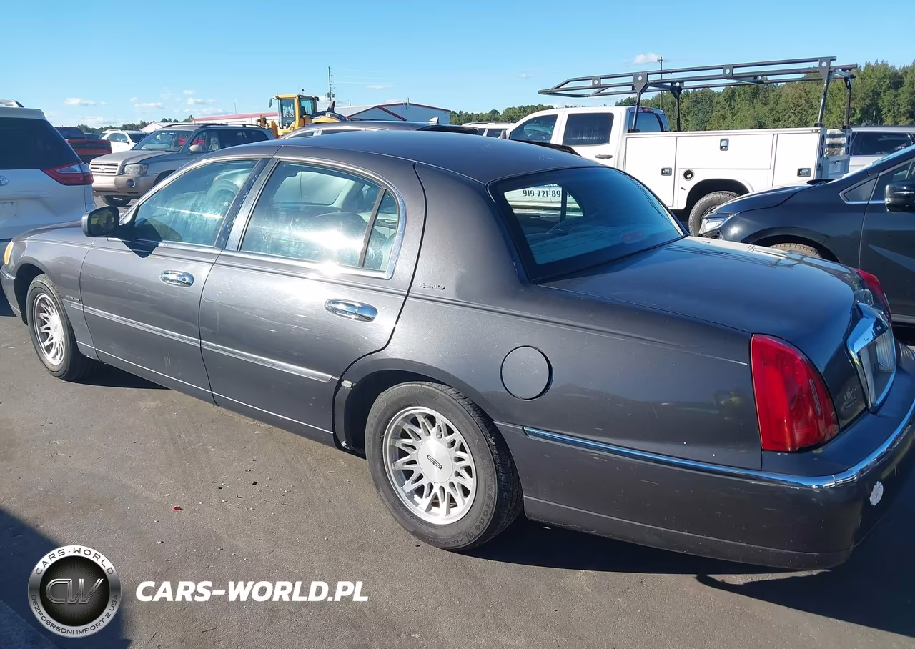 1999 Lincoln Town Car Signature VIN:1LNHM82WXXY652221 - 3