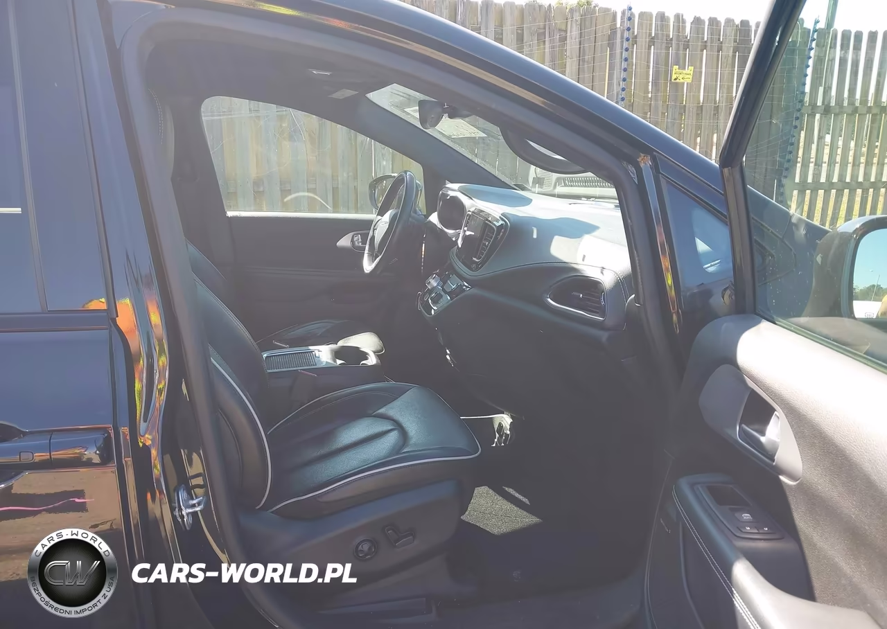 2019 Chrysler Pacifica Hybrid Limited VIN:2C4RC1N76KR556350 - 5