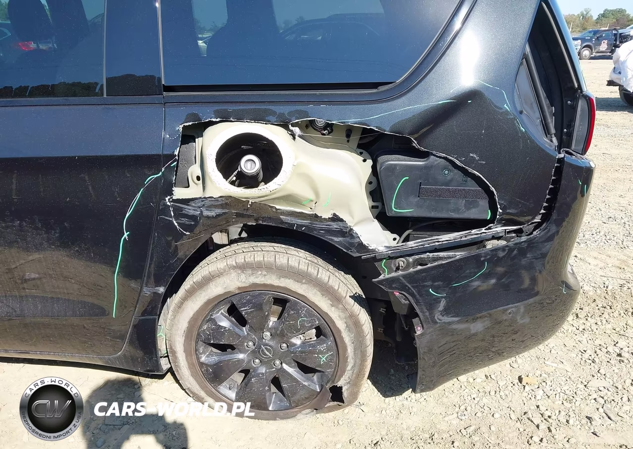 2019 Chrysler Pacifica Hybrid Limited VIN:2C4RC1N76KR556350 - 6