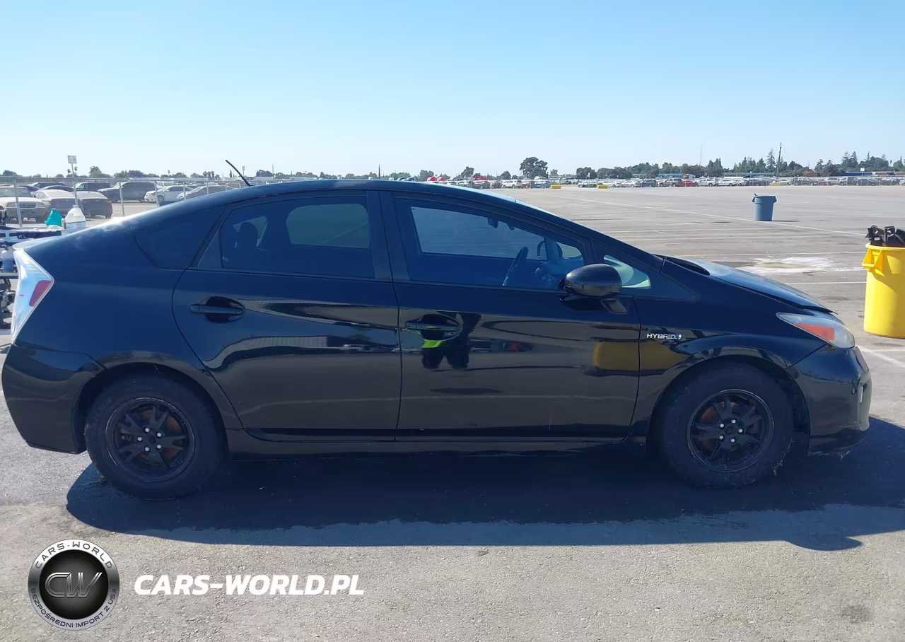 2013 Toyota Prius Two VIN:JTDKN3DU4D0346714 - 13