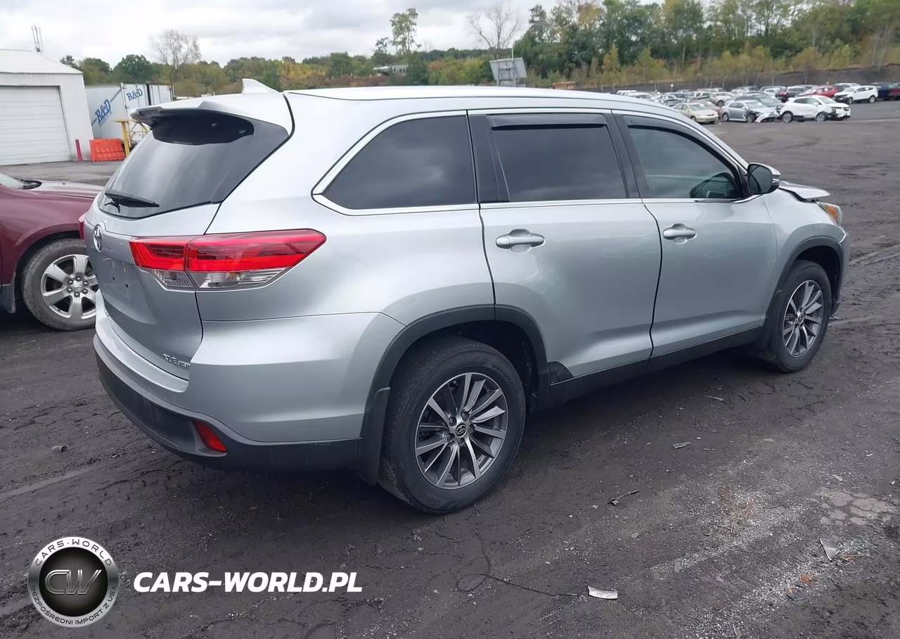 2019 Toyota Highlander Xle VIN:5TDJZRFH0KS626384 - 4