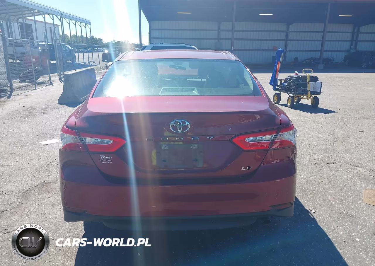 2018 Toyota Camry Le VIN:4T1B11HKXJU536204 - 16