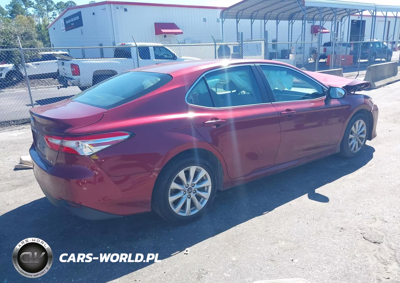 2018 Toyota Camry Le VIN:4T1B11HKXJU536204 - 4