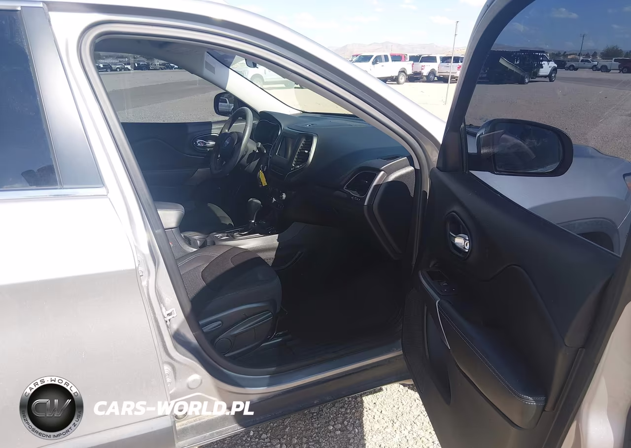 2019 Jeep Cherokee Latitude 4X4 VIN:1C4PJMCB5KD440369 - 5