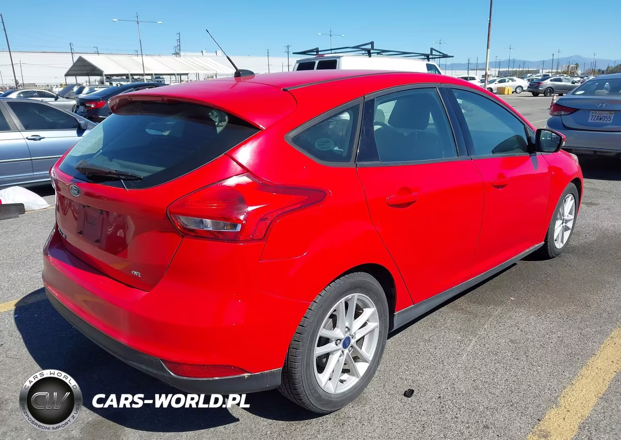 2016 Ford Focus Se VIN:1FADP3K27GL383897 - 4