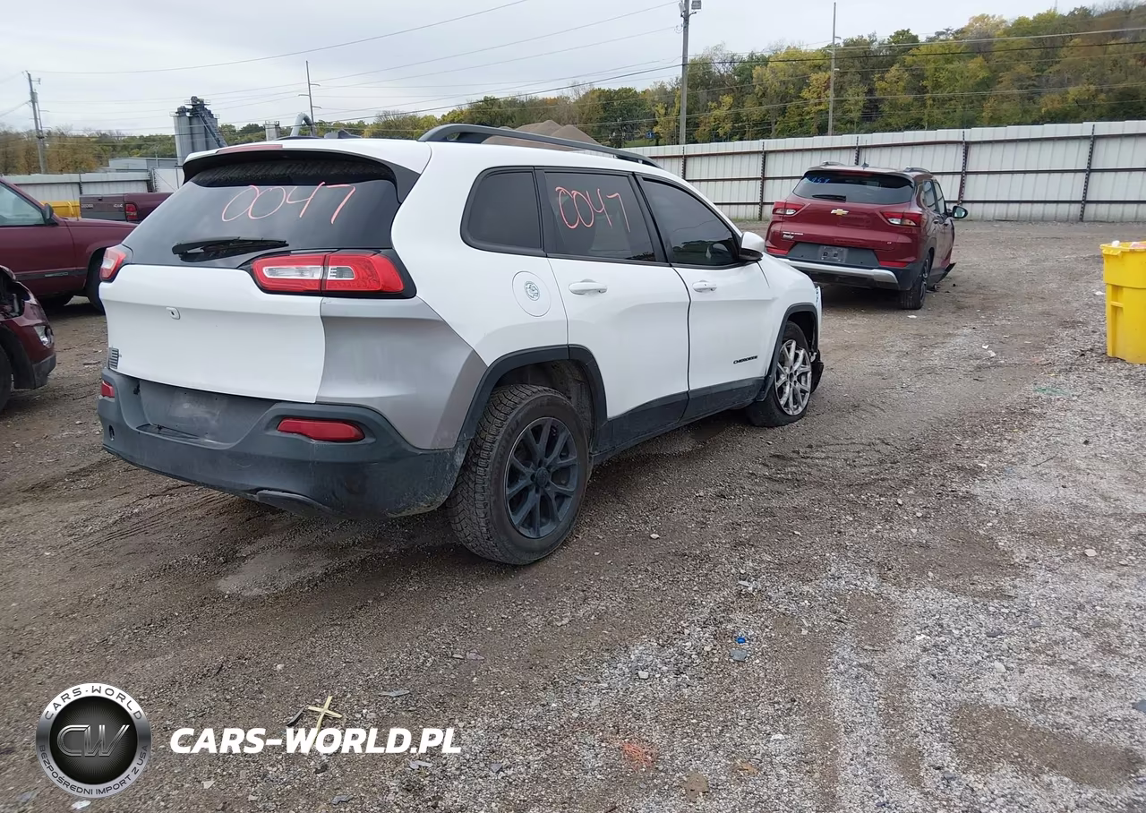 2015 Jeep Cherokee Latitude VIN:1C4PJLCS3FW737760 - 4