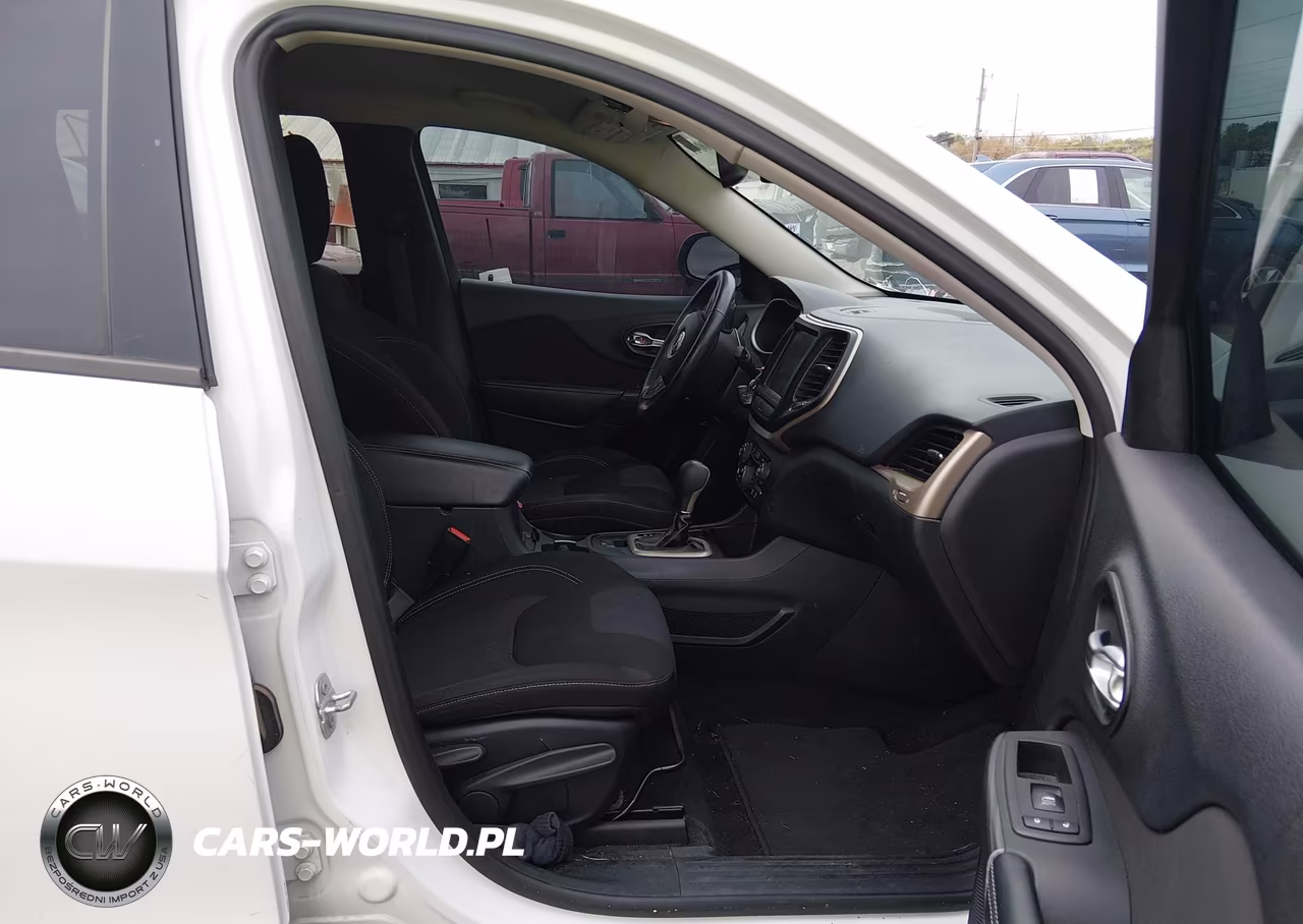 2015 Jeep Cherokee Latitude VIN:1C4PJLCS3FW737760 - 5