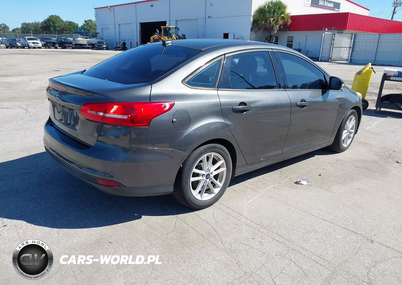 2015 Ford Focus Se VIN:1FADP3F20FL247152 - 4
