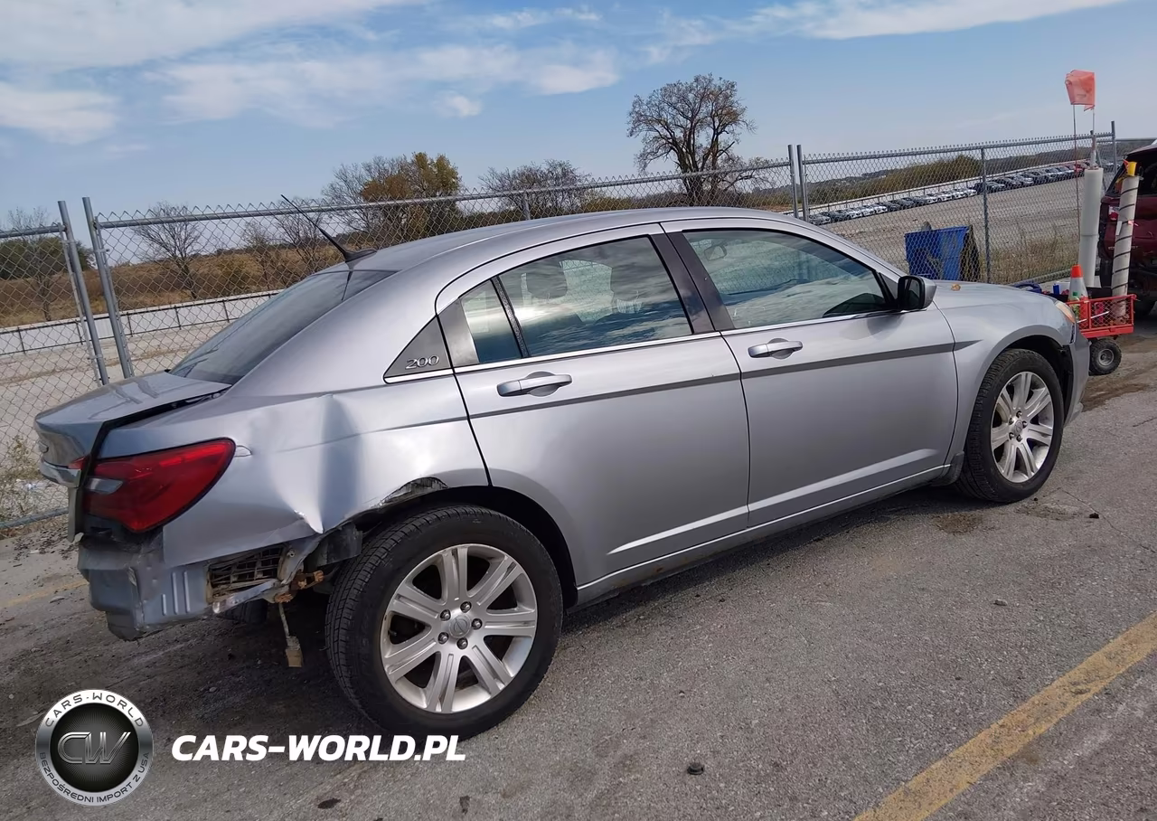 2013 Chrysler 200 Touring VIN:1C3CCBBB6DN699324 - 4