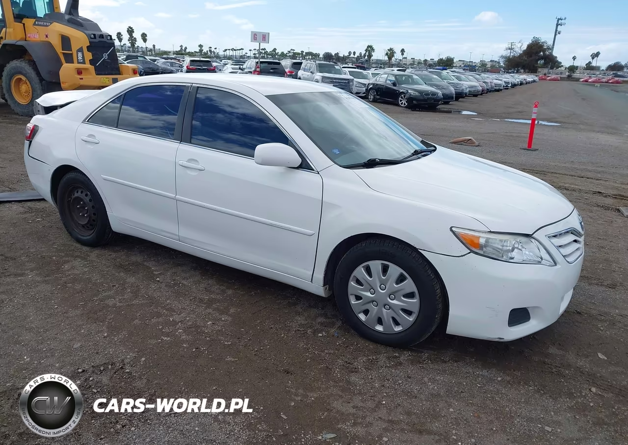 2010 Toyota Camry Le – zdjęcie 1 z 14