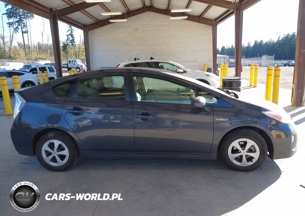 2015 Toyota Prius Two VIN:JTDKN3DU7F0466204 - 13
