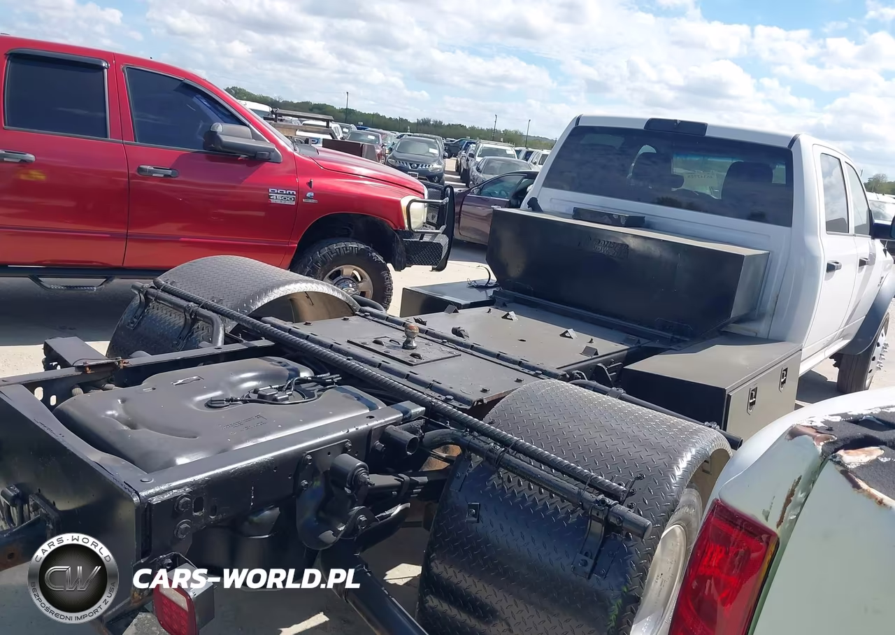 2017 Ram 5500 Chassis Tradesman-Slt-Laramie VIN:3C7WRNFL6HG520051 - 4
