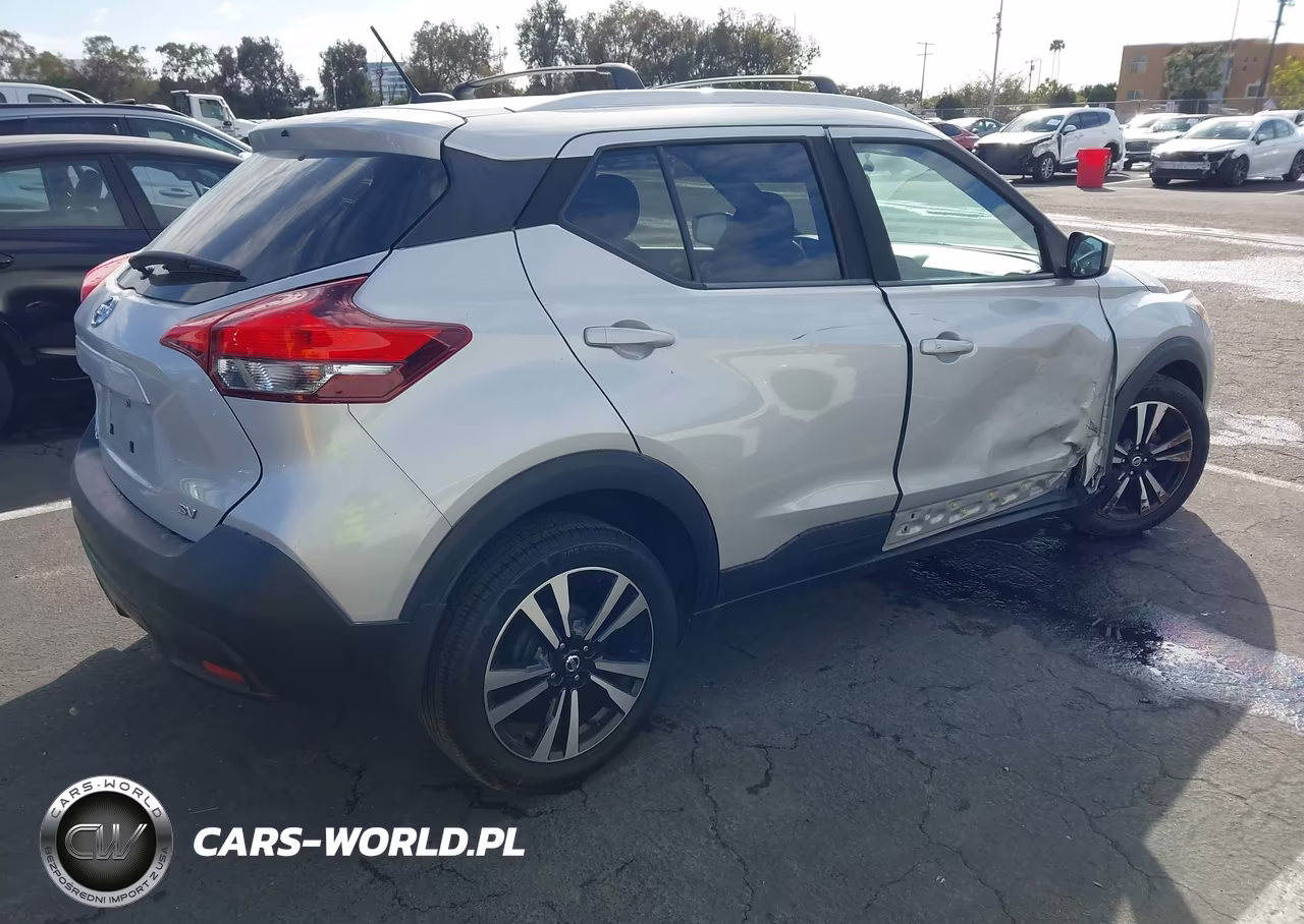2018 Nissan Kicks Sv VIN:3N1CP5CU3JL526702 - 4