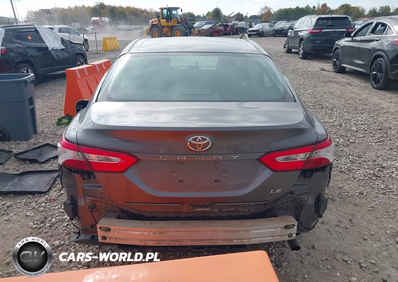 2018 Toyota Camry Le VIN:4T1B11HK0JU543212 - 17