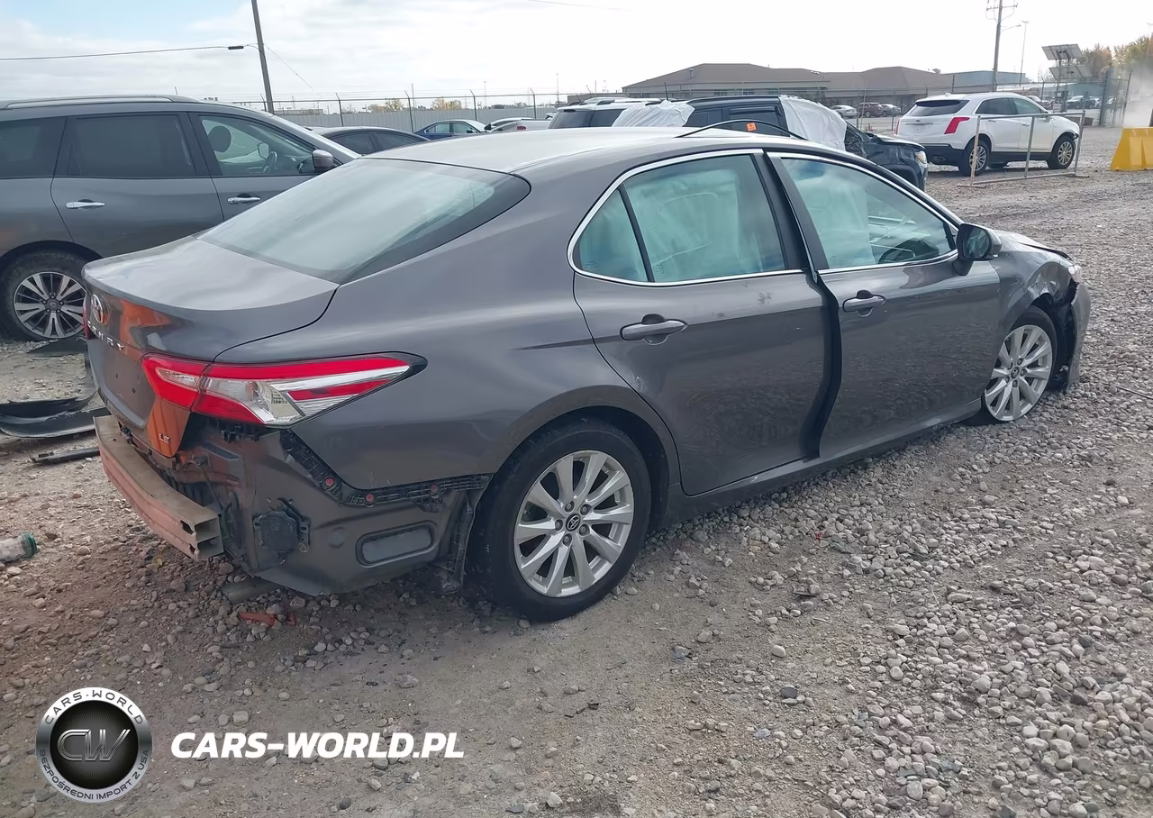 2018 Toyota Camry Le VIN:4T1B11HK0JU543212 - 4
