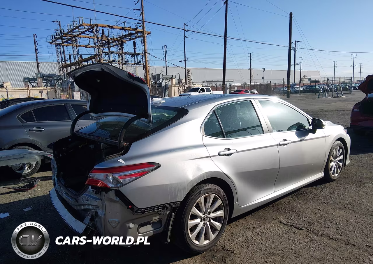 2019 Toyota Camry Le VIN:4T1B11HKXKU803682 - 4