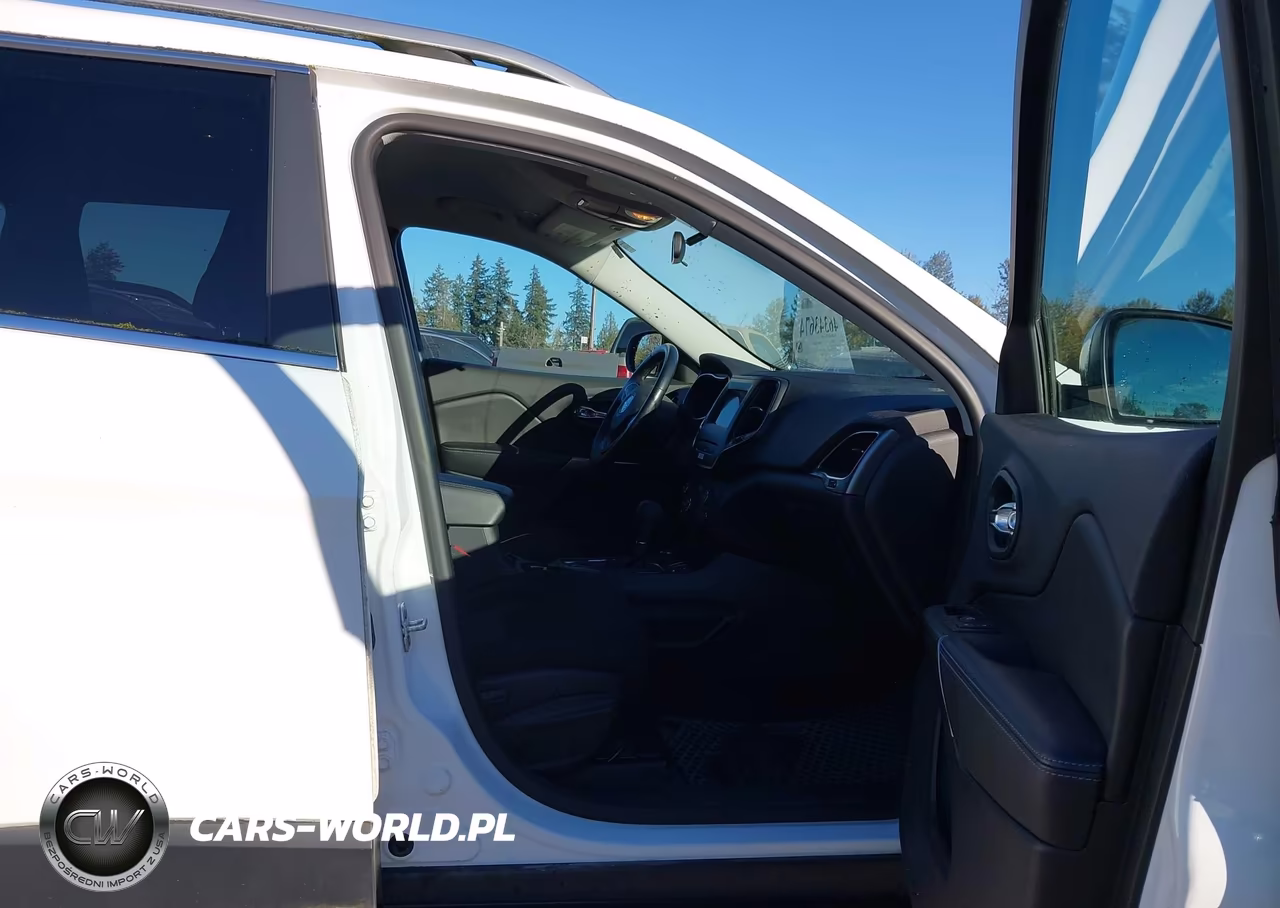2019 Jeep Cherokee Latitude 4X4 VIN:1C4PJMCB4KD210533 - 5