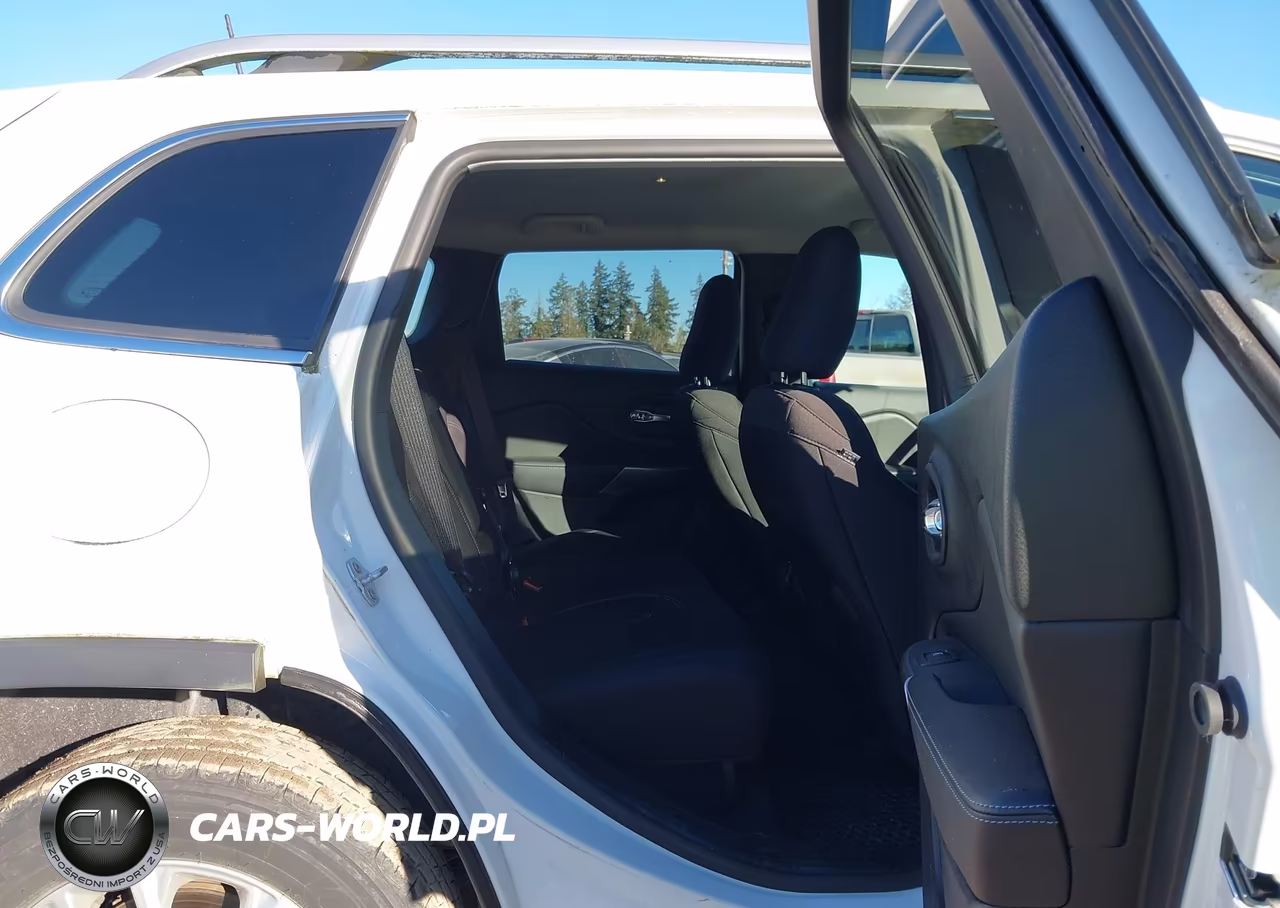 2019 Jeep Cherokee Latitude 4X4 VIN:1C4PJMCB4KD210533 - 8