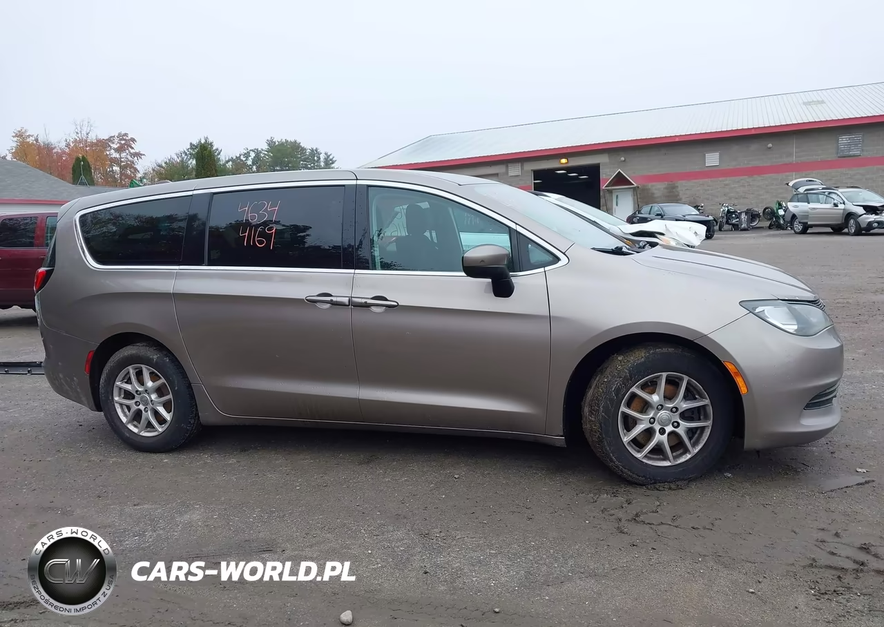 2017 Chrysler Pacifica Touring VIN:2C4RC1DG1HR592618 - 13